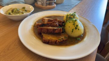 Schweinebraten im Restaurant des Campingplatzes Bärenschlucht