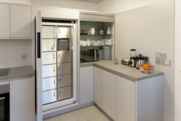 Abschließbare große Kühlfächer für jedes Zimmer sind in der Küche integriert.