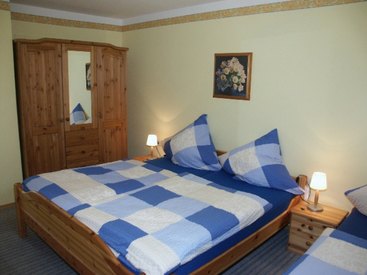 Schlafzimmer in der Ferienwohnung 5 im Fritzerhof in Kleingesee bei Gößweinstein in der Fränkischen Schweiz