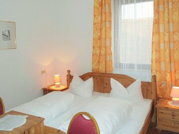 Schlafzimmer im Apartmenthaus des Hotel Krone in Gößweinstein