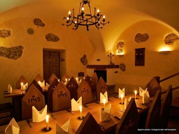 Gewölbekeller mit klösterlicher Atmosphäre und offenem Kamin im Gasthof Bayerischer Hof Kempten