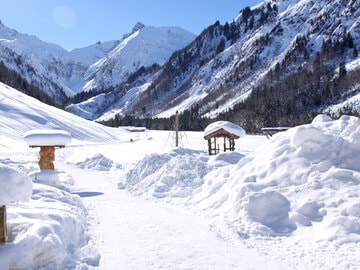 Winterwanderweg in die Oberstdorfer Berge direkt vor der Haustür der Murmeleshütte