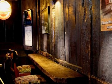 Suchen Sie sich einen Platz in unserem gemütlich eingerichteten Irish Pub