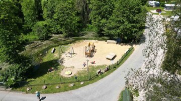Unser Kinderspielplatz mit direktem Zugang zur Püttlach