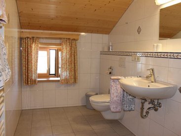 Geräumiges Badezimmer in der Falkenhütte