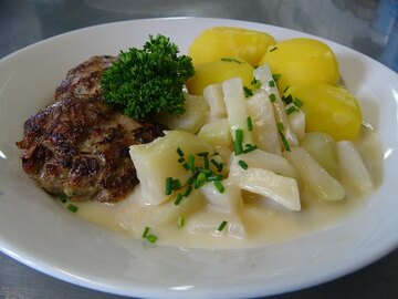 Fleischküchle mit Kohlrabigemüse und Salzkartoffeln oder Kartoffelsalat und Salat