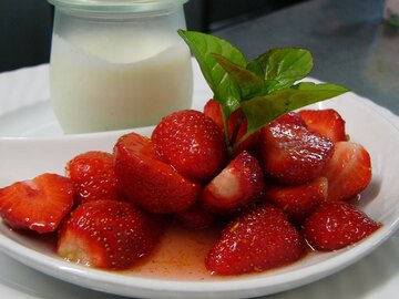 Frische Erdbeeren mariniert in Orangenzucker und Grand Marnier mit hausgemachter Buttermilch-Zitronencreme