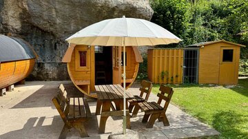 Holzfass auf dem Campingplatz Bärenschlucht