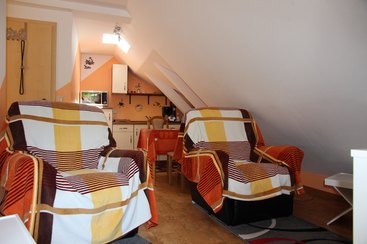 Ferienwohnung Relax - Wohnküche mit Massagesessel, Flat-TV und Balkon
