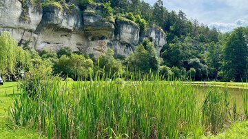 Felsformation und Teich am Campingplatz Bärenschlucht
