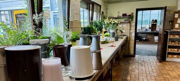 Hier werden Blumensträuße gebunden und Topfpflanzen verziert