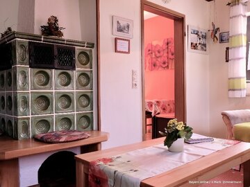 Ihr Wohnzimmer mit Kamin in Ihrer Ferienwohnung in Muggendorf