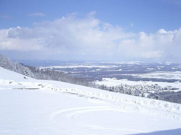 Auch im Winter idyllisch: Berggasthof Adersberg mit Traumblick über den Chiemsee