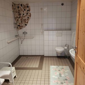 Das behindertengerechte Badezimmer unserer Ferienwohnung