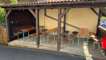 Ein Teil des Biergartens ist überdacht und damit wettergeschützt