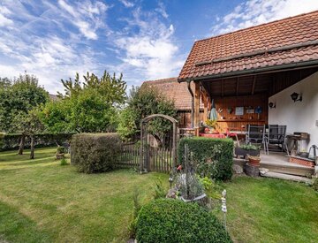 Der Freisitz im Garten der Ferienwohnungen Polster