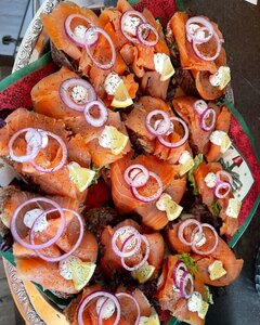 Lachsbrötchen-Platte aus der Fischhütte Reiter in Prien am Chiemsee