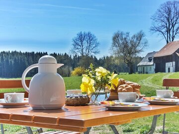 Frühstück auf unserer idyllischen Terrasse mit tollem Weitblick