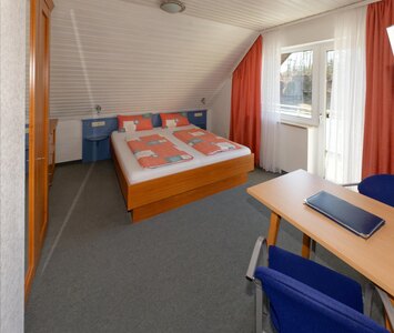 Unsere komfortablen Zimmer laden zum Entspannen und Wohlfühlen ein.