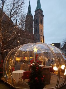 Neue Weihnachtskugel mit Blick auf St. Sebald