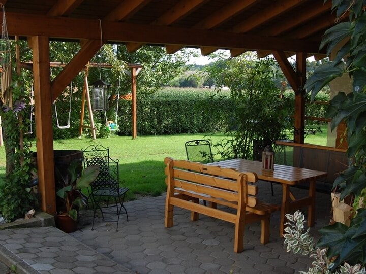Noch ein Blick auf die Laube, die zum Grillen und gemütlichen Zusammensitzen einläd