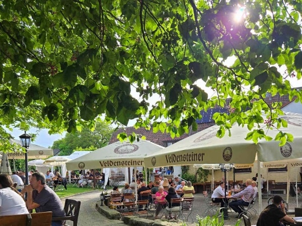 Unser Wirtshaus mit gemütlichem Biergarten ist bei schönem Wetter für euch geöffnet!