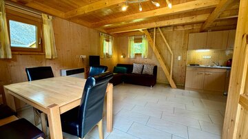 Wohnraum und Küche im Blockhaus auf dem Campingplatz Bärenschlucht.