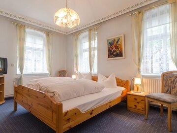Dreibettzimmer im Gästehaus des Hotels Krone in Gößweinstein