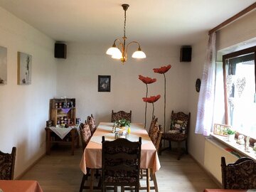 Der Frühstückssaal in unserem liebevoll eingerichteten Gasthaus