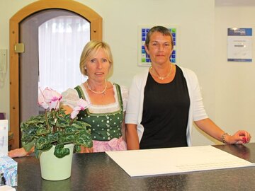 Unsere Damen vom Empfang Gabi Vogler und Petra Mayer heissen Sie herzlich willkommen im Hotel garni Kappeler Haus Oberstdorf
