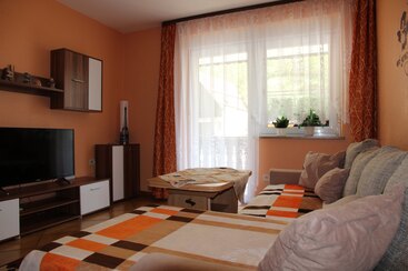 Ferienwohnung 1 - Wohnzimmer - Smart TV - Schlafcouch