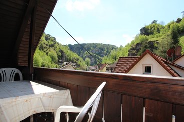Ferienwohnung Relax - Balkon mit Aussicht auf die Felsen