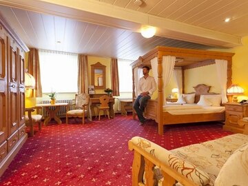 Zimmer mit Himmelbett im  Hotel Goldner Stern in Muggendorf in der Fränkischen Schweiz