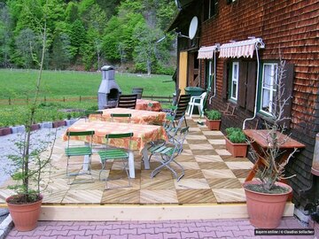 Die Terrasse der Murmeleshütte für gesellige Stunden und Grillabende im Sommer im Trettachtal Oberstdorf