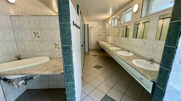 Sanitäranlage mit Babywickel- und badebereich