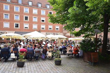 Willkommen im Bratwurst Röslein in Nürnberg am Hauptmarkt: Unser Biergarten