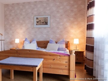 Ihr hübsch eingerichtetes Schlafzimmer in Ihrer Ferienwohnung in Waischenfeld