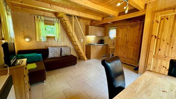 Wohnraum und Küche, Blockhaus auf dem Campingplatz Bärensschlucht