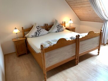 Schlafzimmer mit schönem Doppelbett