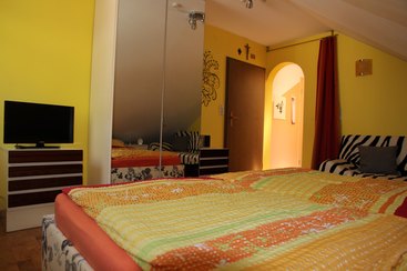 Ferienwohnung Relax - gemütliches Schlafzimmer mit Schlafcouch und Flat-TV