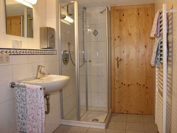 Geräumiges Badezimmer in der Falkenhütte
