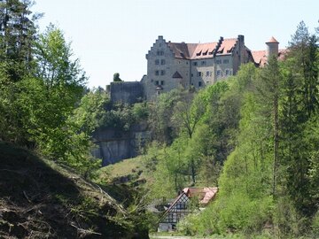 Naturparadies Burg Rabenstein mit Falknerei im Ahorntal