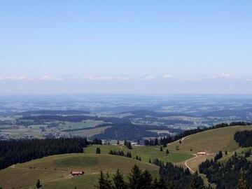 Genießen Sie den atemberaubenden Ausblick vom Berggasthof Falkenhütte Oberstaufen!