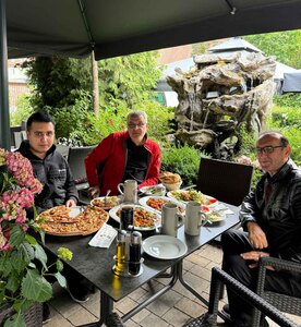 Stammgäste auff der Sommerterrasse im PanOlio in Nürnberg